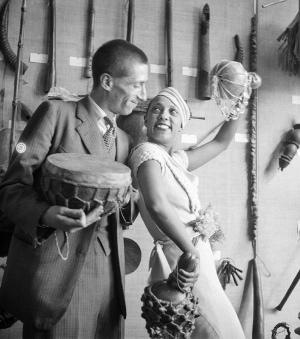 Boris Lipnitzki Joséphine Baker, artiste de music-hall et Georges-Henri Rivière, ethnographe français, au musée ethnographique du Trocadéro, Paris, 1933 Négatif souple au gélatino-bromure d’argent © Collections Roger-Viollet / BHVP Boris Lipnitzki Joséphine Baker, artiste de music-hall et Georges-Henri Rivière, ethnographe français, au musée ethnographique du Trocadéro, Paris, 1933 Négatif souple au gélatino-bromure d’argent © Collections Roger-Viollet / BHVP