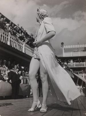 Gaston Paris Défilé de mode. Piscine Molitor, Paris, 1935 Tirage sur papier au gélatino-bromure d’argent © Gaston Paris / Collections Roger-Viollet / BHVP Gaston Paris Défilé de mode. Piscine Molitor, Paris, 1935 Tirage sur papier au gélatino-bromure d’argent © Gaston Paris / Collections Roger-Viollet / BHVP