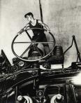 Arcadi Samoïlovitch Chaïkhet Un Komsomol au volant. Balakhna 1931 Tirage sur papier au gélatino-bromure d’argent © DR