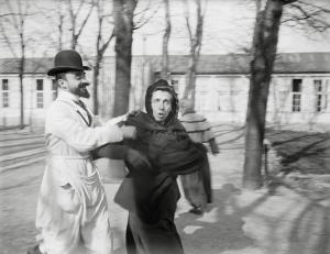 . Charles Lhermitte  [1881-1945] Folles de la Salpêtrière Négatifs au gélatino-bromure  d’argent sur verre Vers 1910 Collection du musée  Nicéphore Niépce