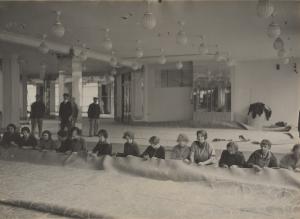 . L’industrie tapissière.  Comment on coud et installe  en très peu de temps,  «à l’américaine»,  un immense tapis André Dubreuil,  Agence Chusseau-Flaviens Années 1910 Tirage sur papier  au gélatino-bromure d’argent © collection musée  Nicéphore Niépce