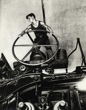 . Arcadi Samoïlovitch Chaïkhet Un Komsomol au volant.  Balakhna 1931 Tirage sur papier au gélatino-bromure d’argent © DR
