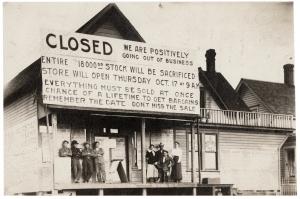 Store Closing Sign, Bush Pairie Washington, USA, 25 octobre 1912 © collection privée - AMC