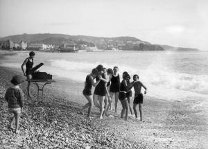 Maurice-Louis Branger Musique sur la plage, Nice [Alpes-Maritimes] vers 1925 Négatif au gélatino-bromure d’argent sur verre © Collections Roger-Viollet / BHVP